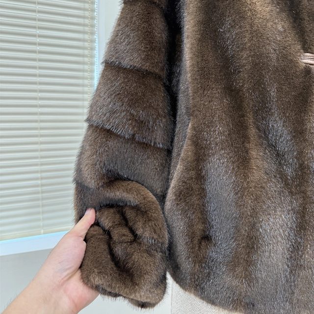 Middle-aged and elderly mothers' autumn and winter noble fur all-in-one coats, middle-aged women's winter warm and fashionable mink velvet coats