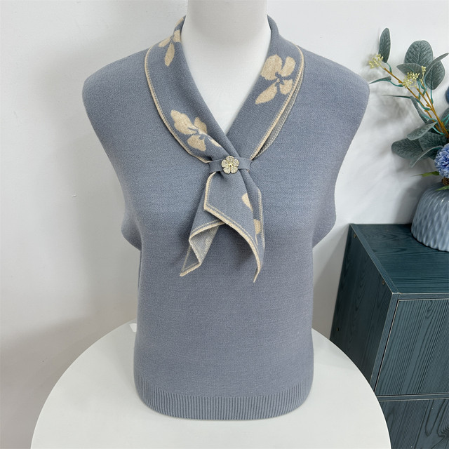 Middle-aged and elderly young mothers wear autumn and winter thick sweater 2025 new warm top middle-aged women's fashionable knitted base shirt