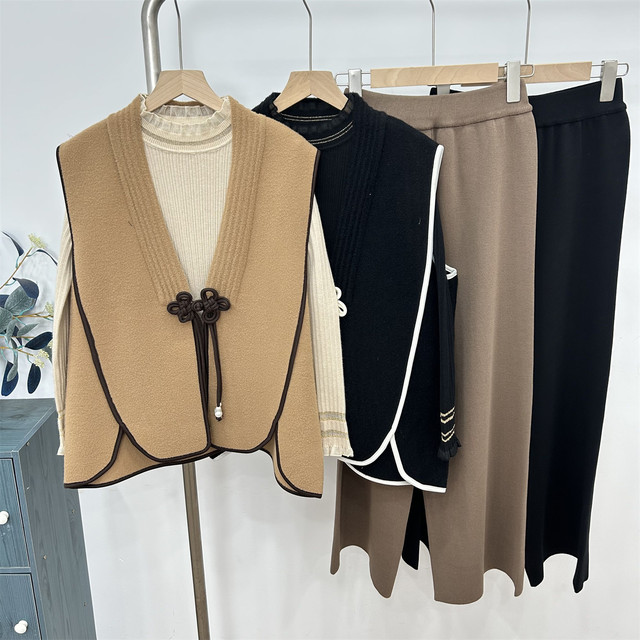 
Mom's spring jacket fashionable vest set 2025 new middle-aged and elderly women's spring and autumn casual top three-piece set