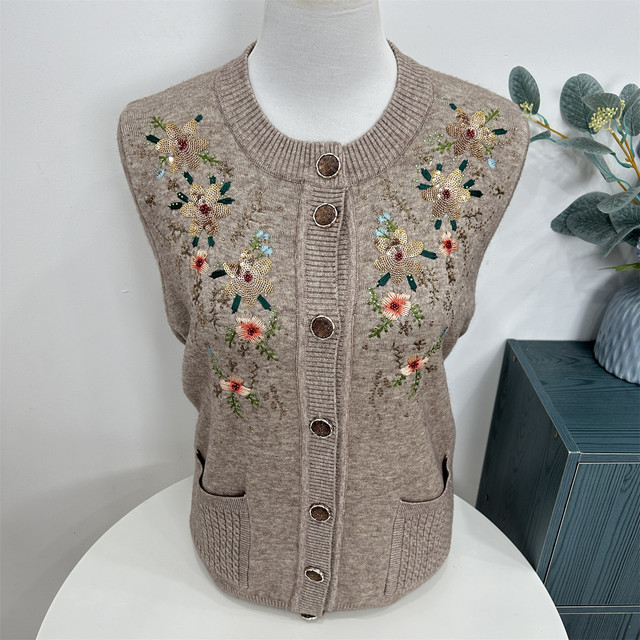 Middle-aged and elderly cardigan coat, autumn clothing, grandma sweater, mother's clothing, velvet thickened knitted autumn and winter clothing for the elderly, women