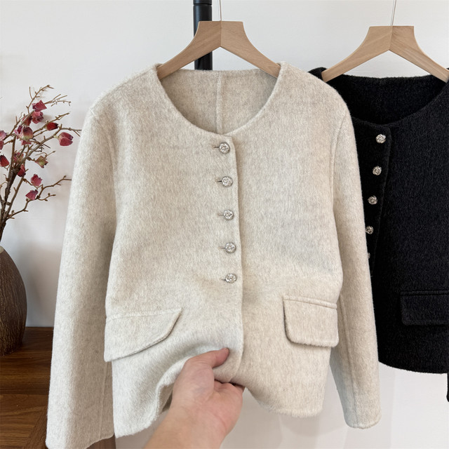 Middle-aged mother's autumn woolen short coat 2025 new style middle-aged and elderly women's spring and autumn temperament round neck cardigan clothes