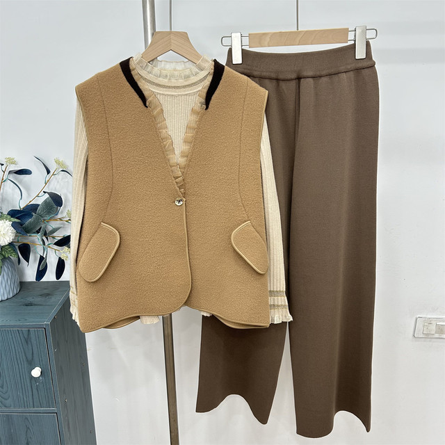 Mom Spring Clothing Casual Set 2025 New Fashionable Middle-aged and Elderly Women's Vest Jacket Spring and Autumn Top Three-piece Set