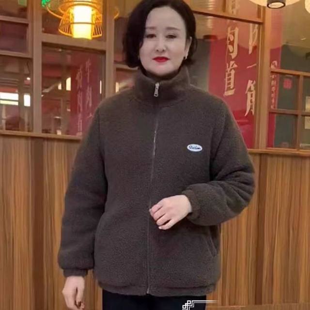 
Velvet and thickened mother's clothing 2024 autumn and winter new fashion versatile loose now grain velvet lamb wool coat for women