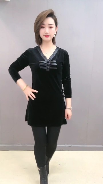 Middle -aged and elderly solid color gold velvet tops autumn new long -sleeved V -neck plate buckle, thin age reduction cheongsam skirt