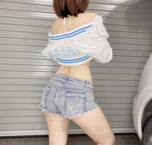 The hot shorts in the bar reveal the side leaks of the female anchor during a hot dance. The ripped super shorts deliberately expose the jeans.