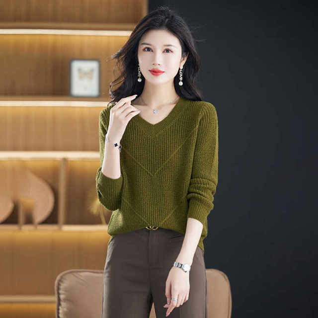 Fashionable and versatile V-neck sweater for women in autumn and winter new loose short high-waisted slim pullover solid color knitted bottoming shirt
