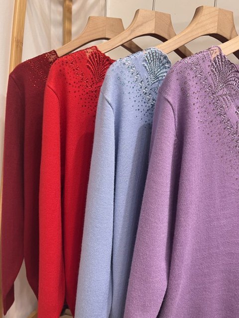 Extra large size autumn and winter mother's knitted sweater women's loose pullover hollow V-neck woolen sweater top for middle-aged and elderly people