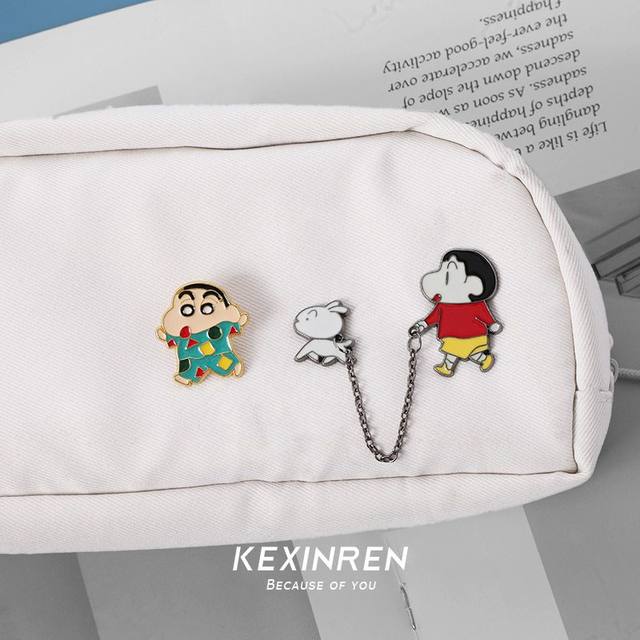 Crayon Shin-chan brooch cartoon Japanese cute cartoon metal badge male and female student decoration small brooch