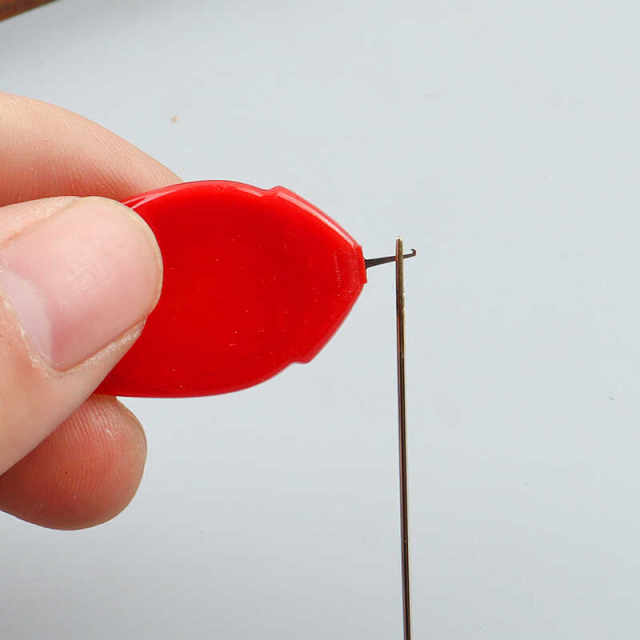 Needle threading artifact Quick needle threading lead assisting the elderly to automatically recognize needles thumb home sewing machine threading device