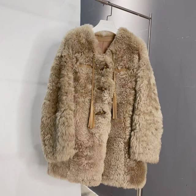 
2025 imported Tuscany fur integrated women's V-neck mid-length tassel horn buckle jacket 299 long 81