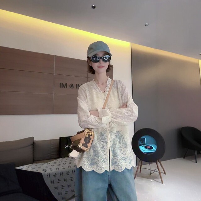 French high-end mid-length V-neck lace shirt for women in spring 2025 new fashionable and popular super beautiful shirt