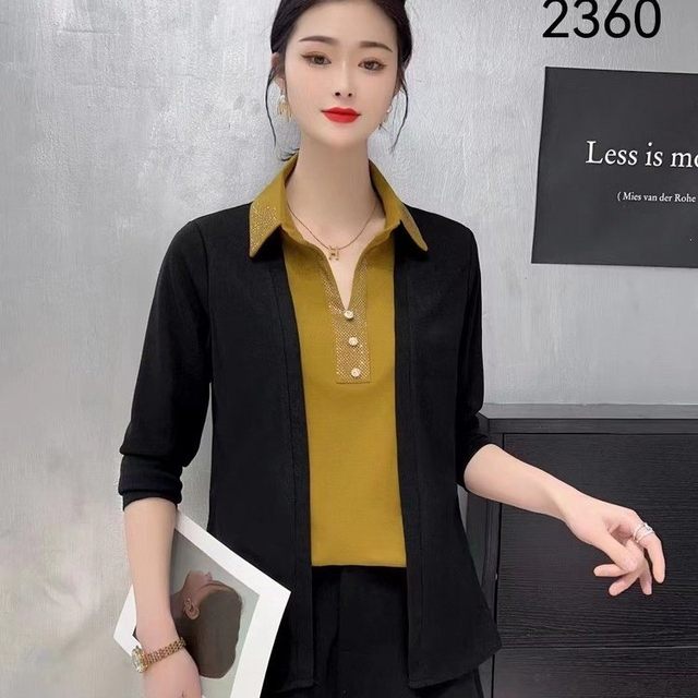 Middle-aged and elderly mothers wear T-shirts fake two-piece Douyin style internet celebrity spring and autumn long-sleeved shirt-collar jacket
