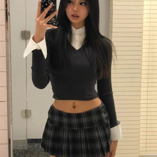 Retro plaid suit skirt for women in spring 2025 new sexy slim hot girl pleated miniskirt a-line skirt