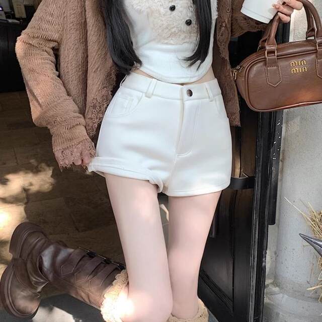 White straight-leg shorts for women in spring and summer 2025 new slim fit and slim small high-waisted casual hot girl A-line hot pants