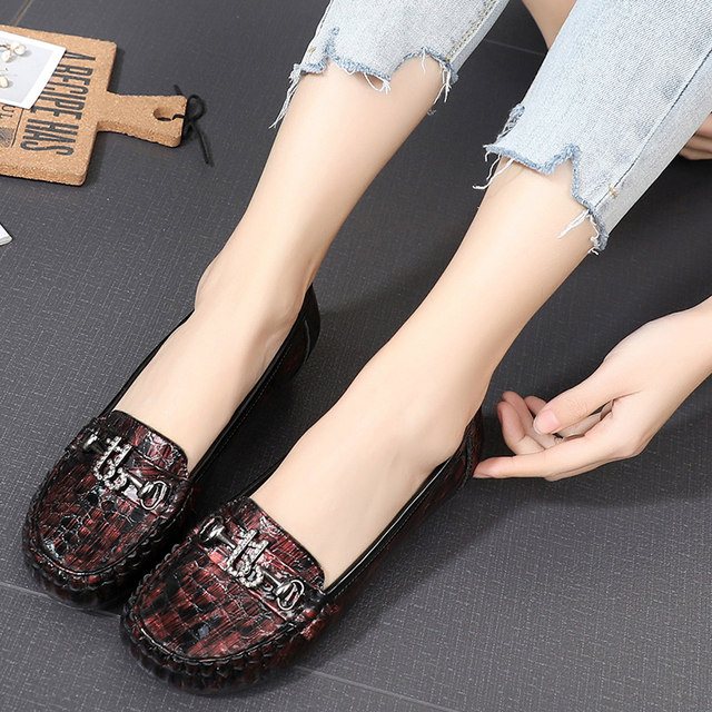 2025 new genuine leather flat-soled casual large-size women's shoes 40-43 spring versatile fashionable single shoes shallow mouth bean shoes