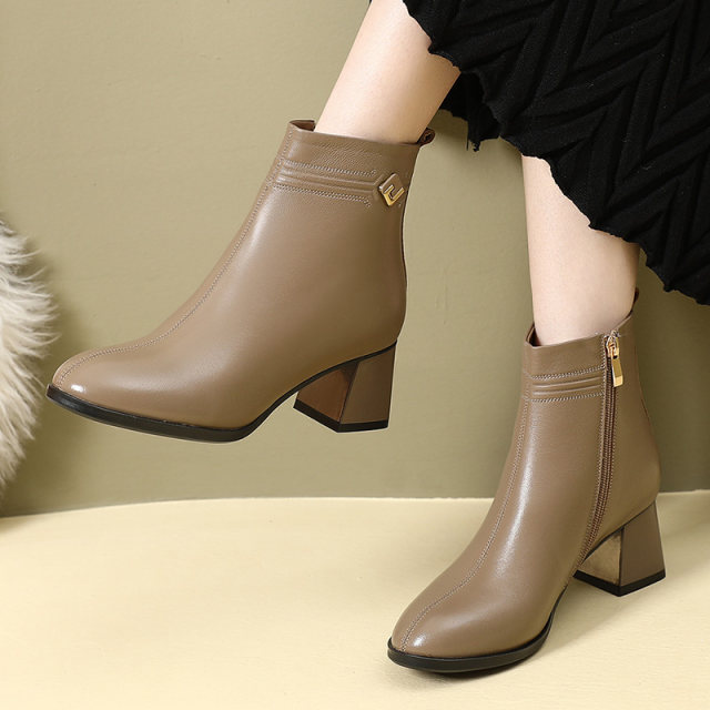 2023 large size fattened and widened women's boots 41-43 high heels women's new popular winter thick heel Martin boots
