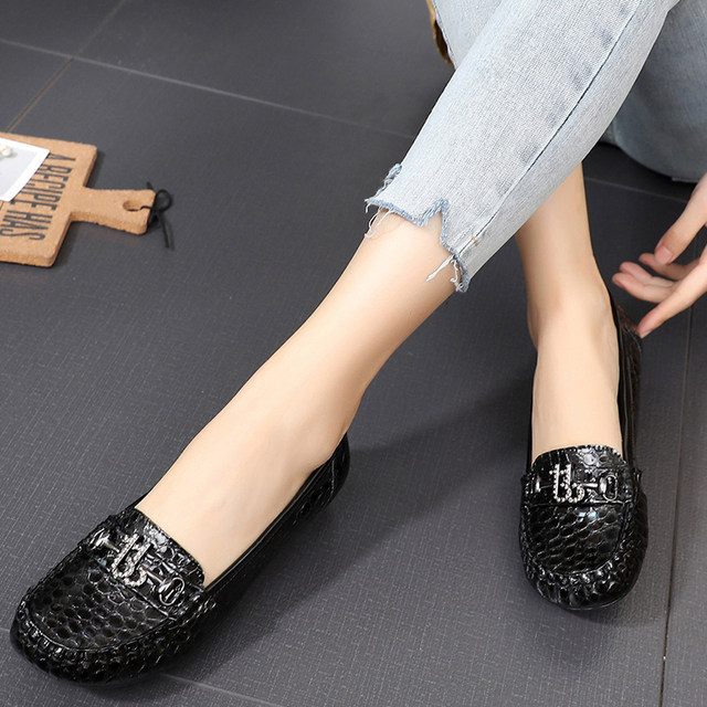 2025 new genuine leather flat-soled casual large-size women's shoes 40-43 spring versatile fashionable single shoes shallow mouth bean shoes