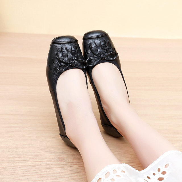 Genuine leather flat-sole single shoes new style shallow mouth beef tendon soft sole mother shoes versatile middle-aged and elderly women's shoes large size 42 bean doodle shoes