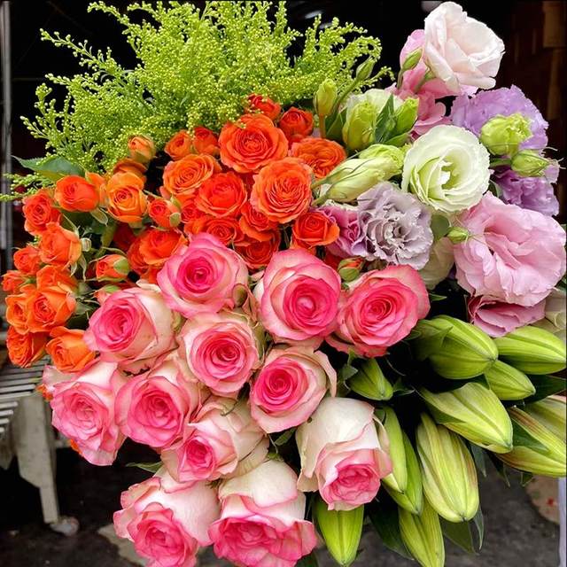 Flowers Yunnan base straight hair rose perfume lily home flower arrangement flowers carnation sunflower fresh cut