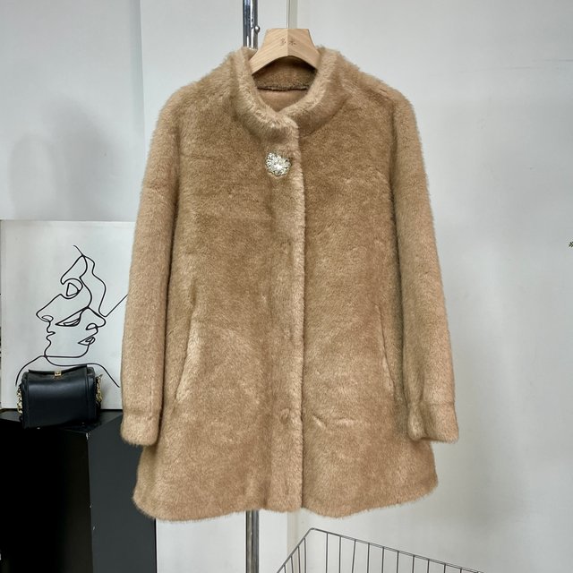 Mom's winter coat is fashionable and stylish. Middle-aged and elderly women have noble fur all-in-one imitation mink velvet coat.