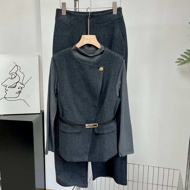 Fashionable and fashionable mother autumn three-piece set for women to look slim 2025 new style middle-aged and elderly temperament vest spring and autumn set