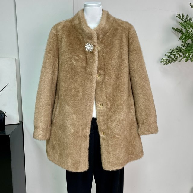 Mom's winter coat is fashionable and stylish. Middle-aged and elderly women have noble fur all-in-one imitation mink velvet coat.