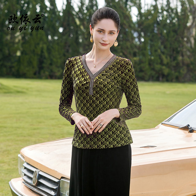 Eiyun Ou's middle-aged mother's slim short top long sleeve autumn suit 2025 new fashionable slim large size base shirt for women