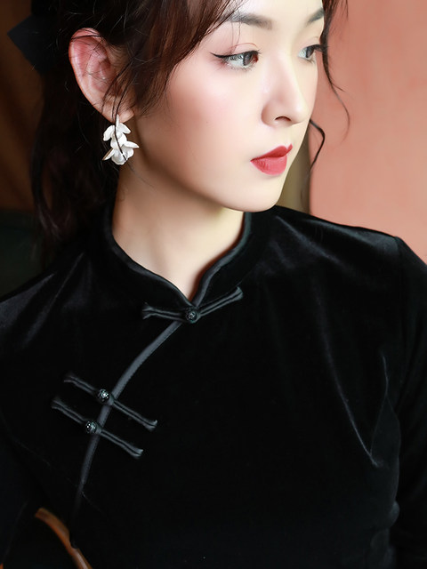 Black velvet cheongsam sexy long women's autumn and winter long-sleeved retro Chinese style modified dress for daily wear