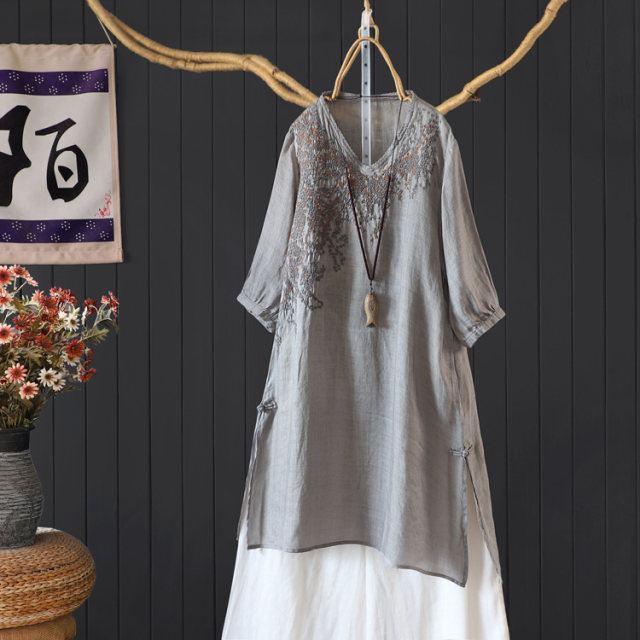 Literary temperament Mid -length round necklads, slopes, split heavy workers embroidery, sleeve fine stuffy t -shirt tea clothing