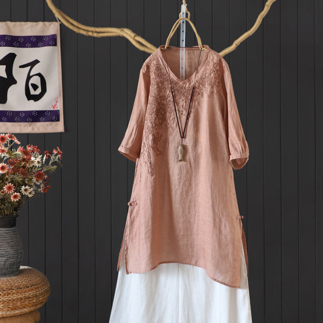 Literary temperament Mid -length round necklads, slopes, split heavy workers embroidery, sleeve fine stuffy t -shirt tea clothing