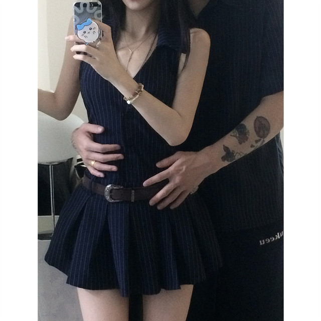 Niche design couple outfit summer 2025 Korean short-sleeved T-shirt women's dress French dress one dress one dress ins trendy
