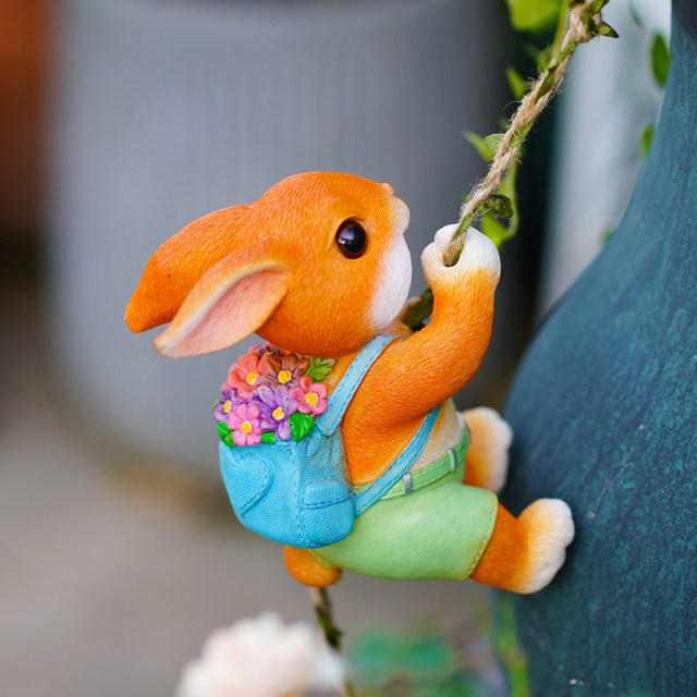 Climbing on the garden tree, little rabbit wall hanging kindergarten courtyard climbing outdoor pipe decoration flower pot pendant ornament
