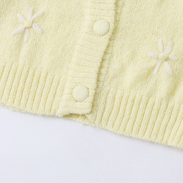 Mid-sleeved cardigan sweater Spring and autumn new women's fashion age-reducing round neck single-breasted five-point sleeve sweater 30513
