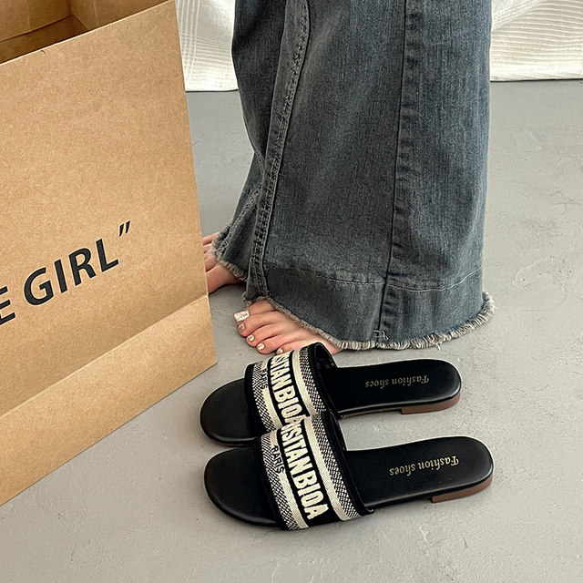 Super hot French flat sandals for women in summer wear fashionable and high-end 2025 new small fragrance style beach shoes