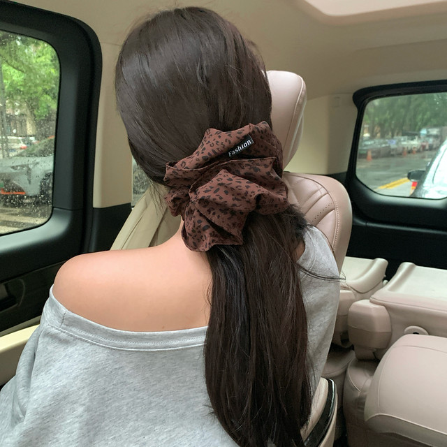 
Lazy and tonal. Large leopard print skirt hair band, large intestine circle, fashionable and western-style low ponytail hair rope, high-end hair accessories