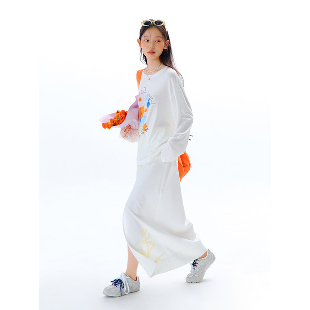 Original design of eared uare, pale magnolia, hand-cranked elastic tie straight front slit skirt