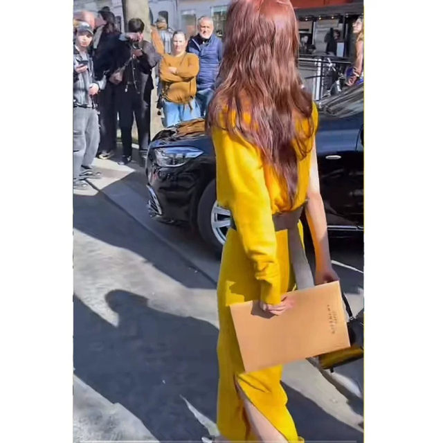 Unable to coax Zhang Ruonan Wen Yifan's French retro temperament waist-hugging and slimming one-shoulder yellow knitted dress for women
