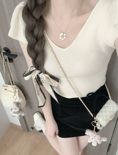 Hot girls' niche design sense small flying sleeve knitted short sleeve 2025 summer new slim fit slim V-neck versatile top