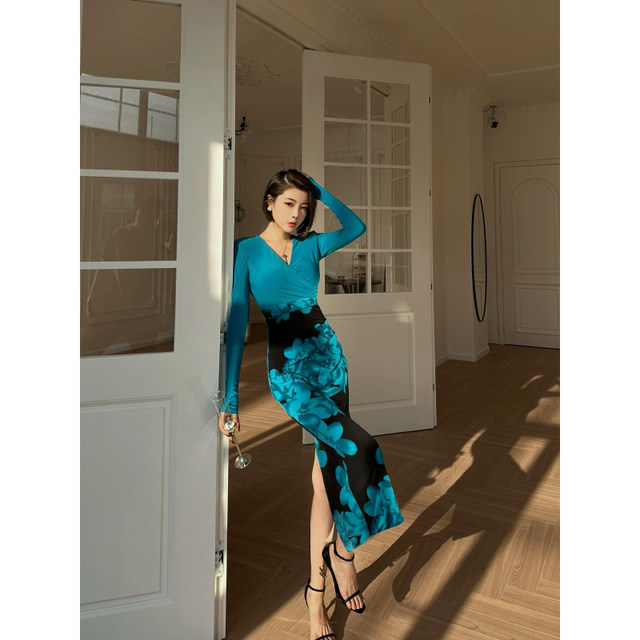 XULU original spring new style striped flower bush knitted hip-pack skirt temperament fashionable long-sleeved V-neck dress
