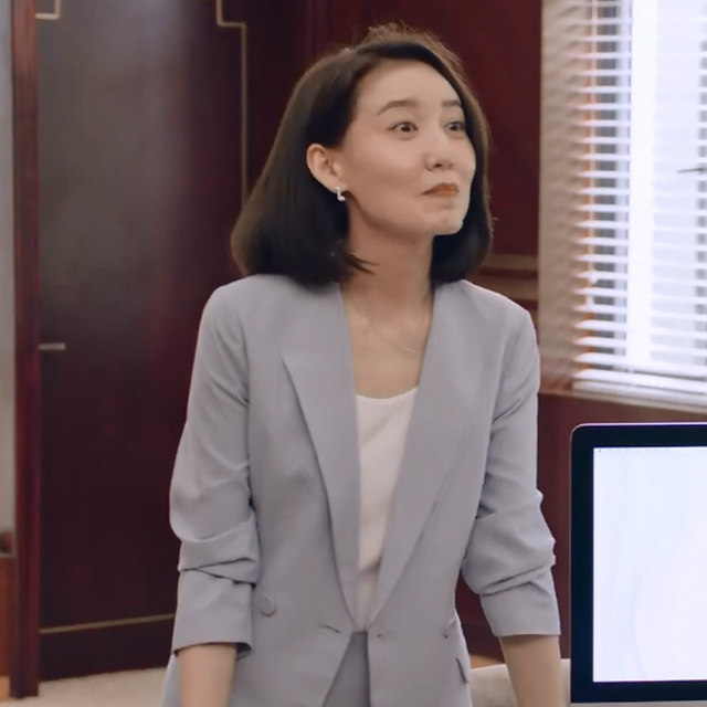 
After Gao Lu's relationship with the United States, Shu Qing's same white round neck base vest chiffon shirt women's suit base OL top summer