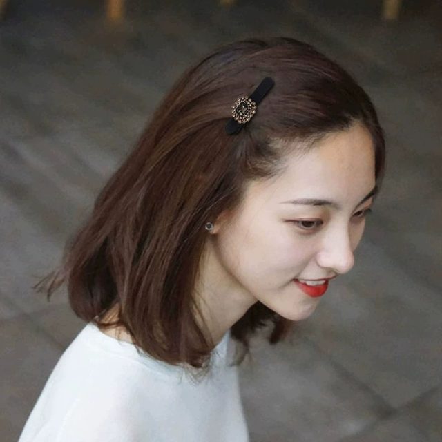 Light luxury forehead rhinestone bangs broken hair one-word hairpin for women high-end velvet side clip duckbill clip spring and autumn headwear