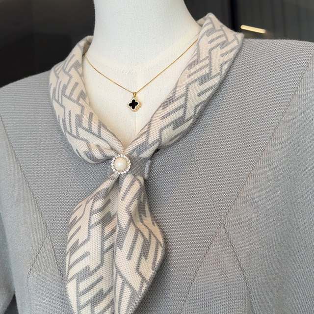 2025 new fashionable and fashionable mother autumn clothes long-sleeved knitted shirt middle-aged and elderly women's spring and autumn sweater base top