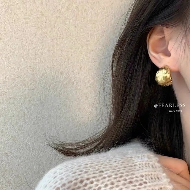 Metal advanced sensor earrings 2024 New trendy explosion earrings Cool temperament light luxury matte earrings atmosphere circle
