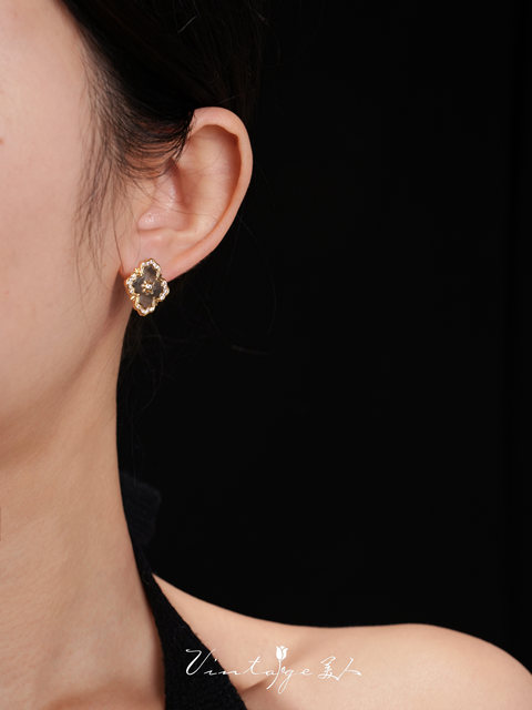 Colosseum French retro medieval high-end niche design exquisite black butterfly shell earrings ear clips