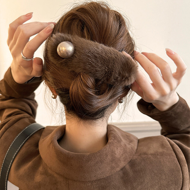 Temperament large plush pearl hair clip for women 2025 new style shark clip for back head high-end sense duckbill clip hair accessories