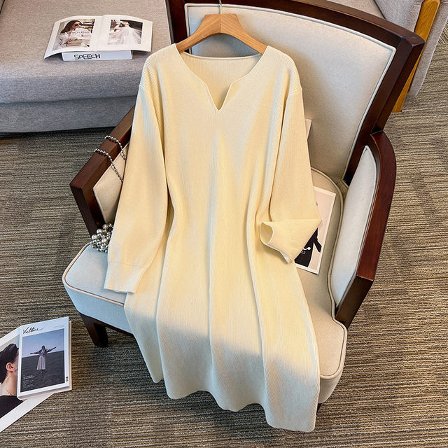 300Jin [Jin is equal to 0.5kg] Extra large size knitted bottoming dress for women in autumn and winter 200 fat mm plus fat loose slimming with coat and long skirt