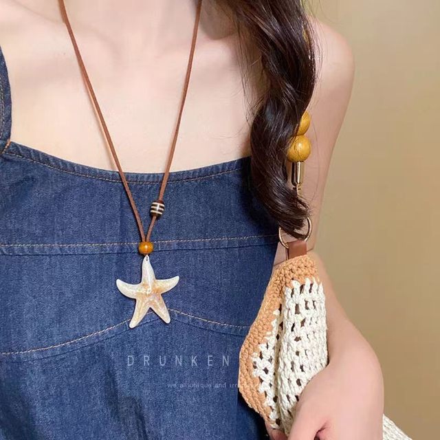 
A She is not a hot girl with temperament, pendant jewelry, niche ins style clavicle chain bow, internet celebrity necklace for women