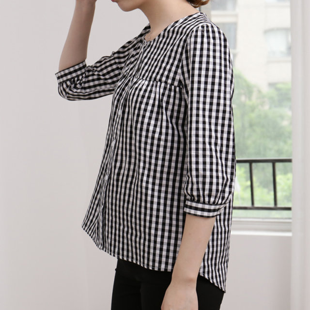 Retro black and white plaid shirt female medium long V -neck seven -point sleeve lantern sleeve sleeve sleeve jacket loose large size early autumn
