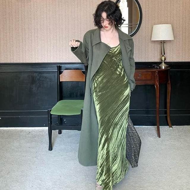 2025 autumn and winter new large-size women's clothing retro Hong Kong style velvet suspender high-end temperament slim fit dress