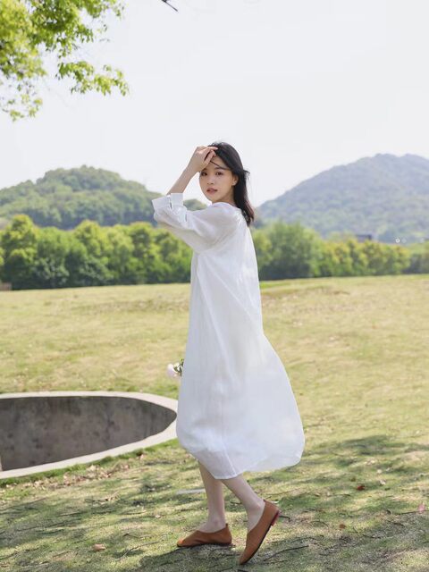 Literary retro white women's mid -length skirt new model seven -point sleeve pure color ramie crushing pleated loose large dressing dress